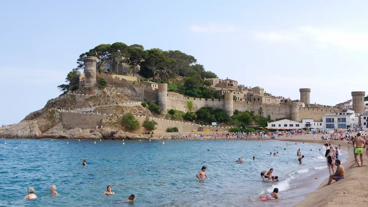 vista del Castillo de Tossa de Mar desde la platja Gran