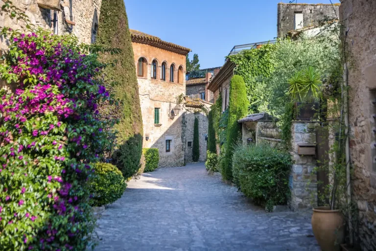 casas de piedra en Peratallada, pueblo medieval en la Costa Brava