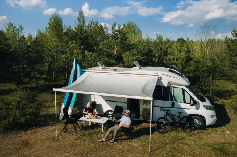 familia con una autocaravana en la Costa Brava