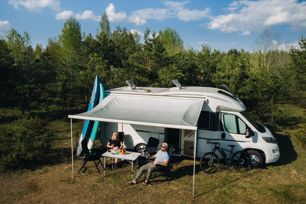 familia con una autocaravana en la Costa Brava